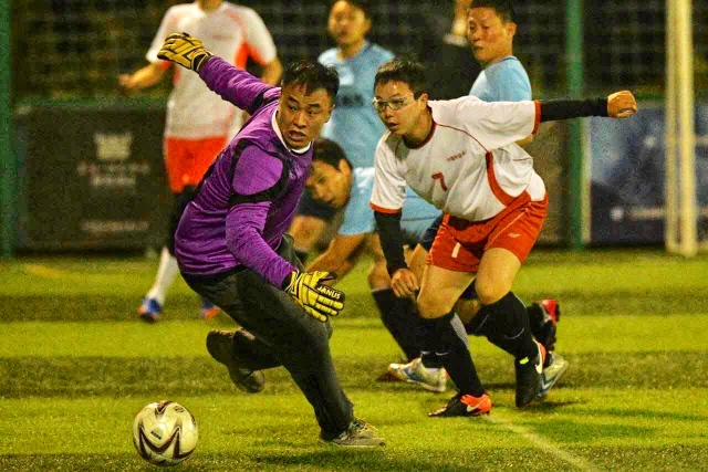 罗德里戈绯闻女友晒沙滩健美照 川字腹肌配小麦色